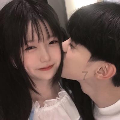 逃出轿车的女孩